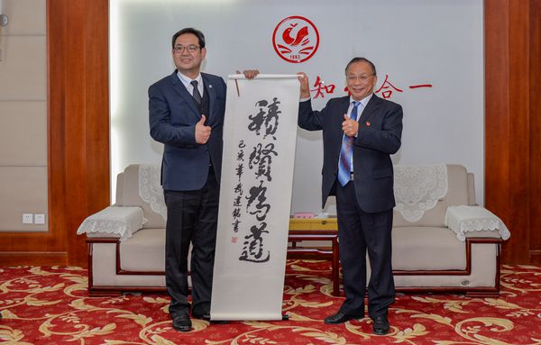 校长丁庭选向外宾赠送球友会官方网站武建铭老师书法作品