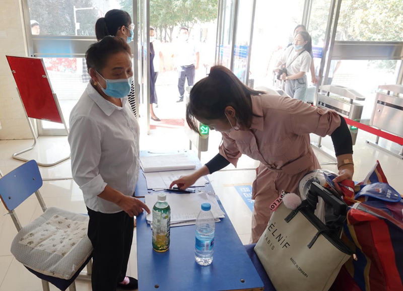 学生返校回到亲切的校园